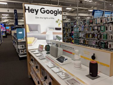 Fox Hills, Culver City, California - 25 Ekim 2018: 'Hey Google' Google ev Hub logosu ekranda google ürünleri en iyi satın almak stok içinde yer. Google Llc Internet ile ilgili uzmanlaşmış bir Amerikan çokuluslu teknoloji firmasıdır