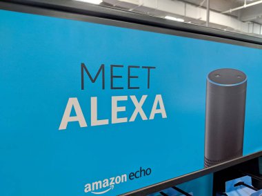 Fox Hills, Culver City, California - 25 Ekim 2018: bir Akıllı Yardımcısı bir mavi duvar olan Alexa Amazon yankı karşılamak işareti California Best Buy deposundaki görüntülemek. Amazon'un sanal asistan Alexa. Amazon Alexa, Alexa sadece, bilinen bir sanal olduğunu 