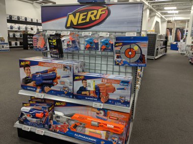 Fox Hills, Culver City, California - 25 Ekim 2018: Nerf oyuncaklar ekran ekran vasıl en iyi satın almak. Nerf Parker Brothers tarafından oluşturulan ve şu anda Hasbro tarafından sahip olunan bir oyuncak markasıdır. Silahlar, diğer Nerf üretim emri ile köpük tabanlı çeşitli oyuncaklar çoğu