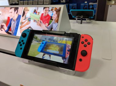 Fox Hills, Culver City, California - 25 Ekim 2018: Nintendo anahtar üstünde göstermek en iyi satın almak. Nintendo anahtarı yere taşınabilir sistemine bir çırpıda ev konsolu dönüşüm yapmak için tasarlanmıştır. Yani oyun oynamak için daha fazla zaman almak