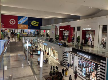 Fox Hills, Culver City, California - 25 Ekim 2018: En erişilebilir ve görünür alışveriş merkezi içinde Batı Los Angeles olan iç Westfield Culver City Mall doğrudan I-405 için hemen bitişiğindedir. Hedef, Old Navy, Ulta gibi mağazalar yer