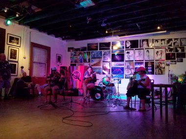Honolulu - 2 Haziran 2017: Ong Kral Sanat Merkezi'nde Taimane ve grup müzik çalar.