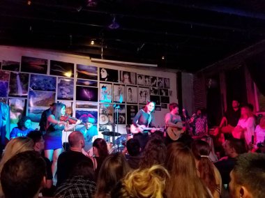 Honolulu - 2 Haziran 2017: Ong Kral Sanat Merkezi'nde kalabalığın önünde Taimane ve grup müzik çalar.