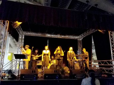 Honolulu - 31 Mayıs 2017: Mai Tai Bar Honolulu, Hawaii, baca grup sıkışmaları müzik.