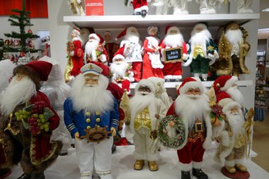 27 Kasım 2014: Macy içinde ekranda bebek Santa satır depolamak.