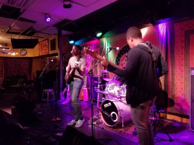 Honolulu - 24 Mayıs 2017: Band kapalı serin Hawaiian Brians 24 Mayıs 2017, Honolulu, Hawaii aydınlatma ile açık mikrofon, müzik çalar. 