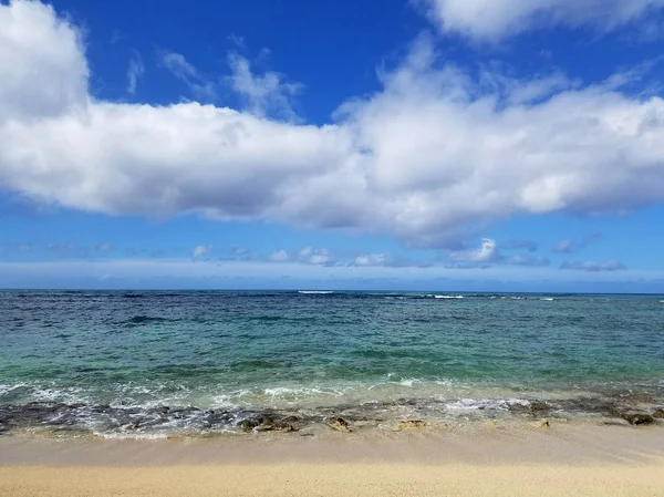 Fala Okrążenia Skalistym Brzegu Płytkiej Wody Makalei Plaży Patrząc Pacyfiku — Zdjęcie stockowe
