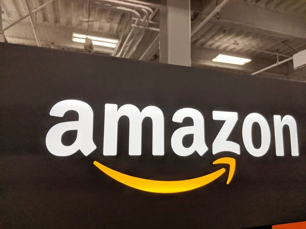 福克斯山 Culver City 2018年10月25日 亚马逊标志上的黑色闪亮墙在加州百思买商店 亚马逊是一家美国国际电子商务公司 它是世界上最大的在线零售商 — 图库照片