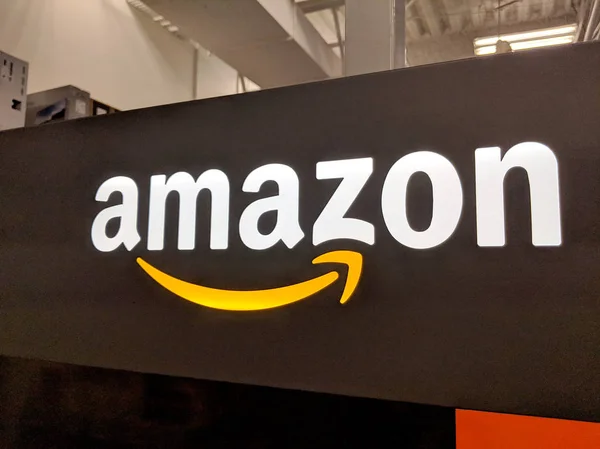 福克斯山 Culver City 2018年10月25日 亚马逊标志上的黑色闪亮墙在加州百思买商店 亚马逊是一家美国国际电子商务公司 它是世界上最大的在线零售商 — 图库照片