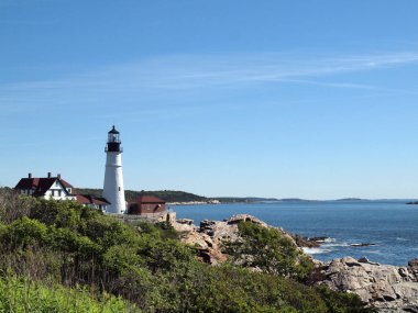 Portland kafa feneri ve çalılar ve ağaçlar Portland, Maine'de sahil şeridine. Portland Head ışık, Cape Elizabeth, Maine tarihi bir deniz feneri var. Birincil nakliye kanalının girişinde ülkeye Po Başkanı ışık İstasyonu oturur