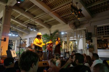 Honolulu - 24 Ekim 2015: Rehberlik grup şarkı ve reçel Mai Tai Bar Honolulu, Hawaii Ala Moana Alışveriş Merkezi'nde sahnede.