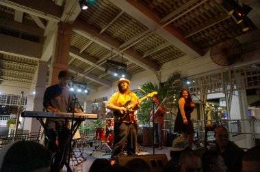 Honolulu - 24 Ekim 2015: Rehberlik grup şarkı ve reçel Mai Tai Bar Honolulu, Hawaii Ala Moana Alışveriş Merkezi'nde sahnede.