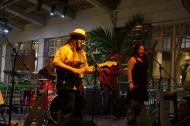 Honolulu - 24 Ekim 2015: Rehberlik grup şarkı ve reçel Mai Tai Bar Honolulu, Hawaii Ala Moana Alışveriş Merkezi'nde sahnede.