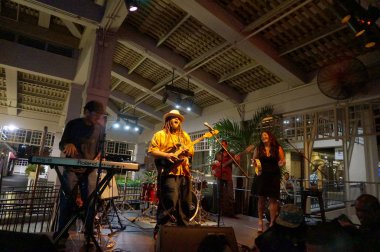 Honolulu - 24 Ekim 2015: Rehberlik grup şarkı ve reçel Mai Tai Bar Honolulu, Hawaii Ala Moana Alışveriş Merkezi'nde sahnede.