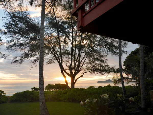 Sunrise Ocean Manana Island Rabbit Island Red House Varanda Através — Fotografia de Stock