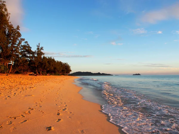 Fußabdrücke Sand Strand Von Waimanalo Der Morgendämmerung Mit Wellen Die — Stockfoto