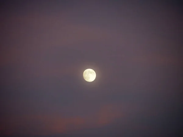 Luna Casi Llena Cielo Púrpura Con Algunas Nubes Atardecer — Foto de Stock