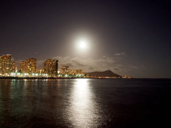 满月挂在钻石头火山口 威基基酒店和玛丽娜上空 同时在夏威夷欧胡岛夜景看水 — 图库照片