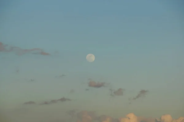 Luna Casi Llena Cielo Azul Con Algunas Nubes Atardecer — Foto de Stock