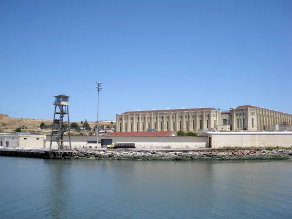 Więzienie Stanowe San Quentin Linii Brzegowej Kalifornii Prom Przechodzi Wieżą — Zdjęcie stockowe