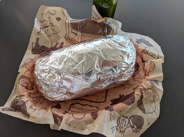 美国加利福尼亚州棕榈泉 2018年10月27日 Chipotle 墨西哥烧烤玉米饼用锡箔包裹在一个篮子里 里面有塔巴斯科酱汁 Chipotle 600多个地点 2013年的净收入为3 2740万美元 工作人员超过 — 图库照片