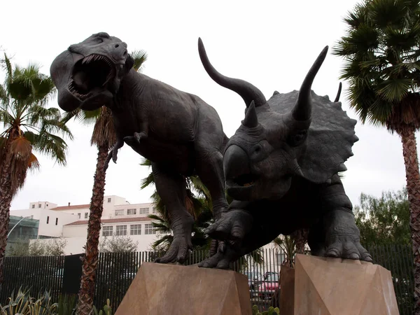 Los Angeles Janvier 2014 Des Sculptures Dinosaures Semblent Battre Devant — Photo