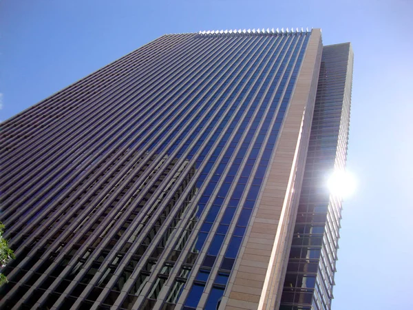 火奴鲁鲁 2010年4月27日 太阳反射在伊科尼奇地标第一夏威夷建筑的玻璃上 该建筑目前是夏威夷火奴鲁鲁市中心的夏威夷最高建筑 — 图库照片