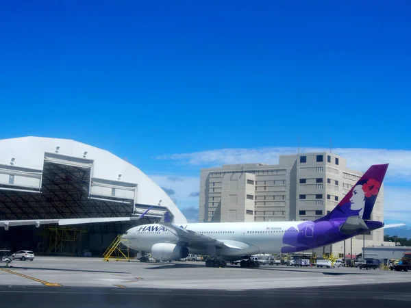 Honolulu Abril 2018 Ala Aviones Hawaiian Airlines Mientras Sientan Percha — Foto de Stock