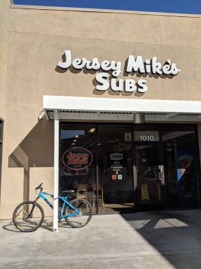 Palm Springs - 27 Ekim 2018: Jersey Mike'nın Subs giriş. Jersey Mike'nın Subs Manasquan, New Jersey, merkezi bir Amerikan denizaltı sandviç zinciri var. Jersey Mike'nın franchise neredeyse 1,504 mekanlar açık ve yaklaşık 124 develo daha vardır