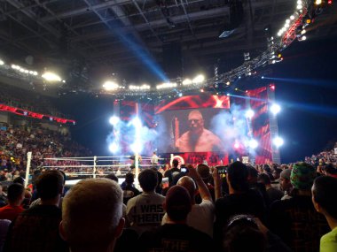 30 Mart 2015 - San Jose, Califonia: The Beast, Brock Lesner, yapar yolu ile halka Paul Heyman canlı, Wwe Pazartesi Night Raw at San Jose, Kaliforniya Sap Merkezi'nde 30 Mart 2015 taping sırasında. büyük ekranda görüntü ile harekete hazır.