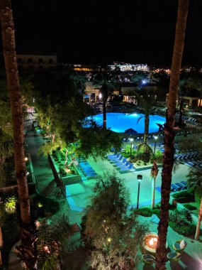 Palm Springs, Kaliforniya - 26 Ekim 2018: Rönesans Palm Springs Hotel havuzu gece.