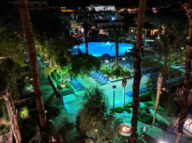 Palm Springs, Kaliforniya - 26 Ekim 2018: Rönesans Palm Springs Hotel havuzu gece.