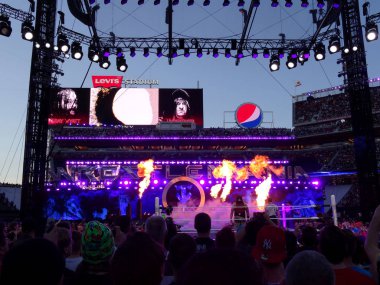 Santa Clara-Mart 29: WWE wrestler Undertaker olarak hava içine ateş vuruyor arenada Bray Wyatt, WrestleMania 31 ' de, Santa Clara 'da Levi 's Stadium 'da maç için bu yüzük ile halka doğru başlık girer, Mart 'ta Kaliforniya 29, 201