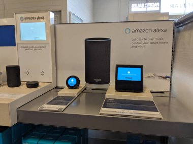 Honolulu - 10 Ağustos 2018: Echo Dot (2. Nesil), Nokta, Göster - Alexa ile Akıllı hoparlör - Siyah ekranda. Ailedeki diğer cihazlara benzer şekilde, Amazon'un sanal asistanı Alexa etrafında tasarlanmıştır.