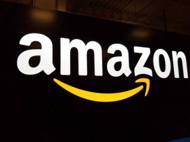 Honolulu - 12 Ocak 2017: Honolulu Best Buy mağazasında 12 Ocak 2017 tarihinde siyah parlak duvarda Amazon logosu. Amazon bir Amerikan uluslararası elektronik ticaret şirketidir. Dünyanın en büyük online perakendecisidir.