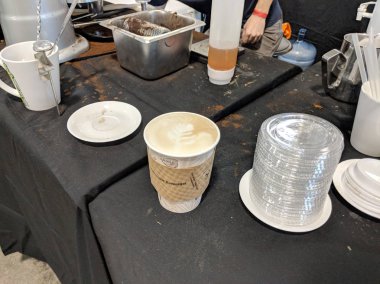 Honolulu - 10 Şubat 2018: Neal S Blaisdell Sergi Salonu içinde 3 Yıllık Hawaii Esrar Expo'da Booth'ta masada köpük bir yaprak desen li tabak üzerinde Cappuccino Kağıt fincan, Honolulu, Hawaii.