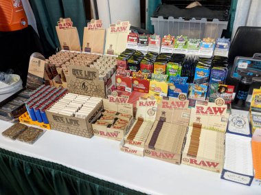 Honolulu - 10 Şubat 2018: Neal S Blaisdell Sergi Salonu içinde 3 Yıllık Hawaii Esrar Expo'da 3 Yıllık Hawaii Esrar Fuarı'nda Booth'ta sigara aksesuarları, Honolulu, Hawaii. 