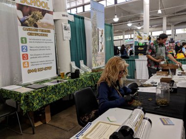 Honolulu - 10 Şubat 2018: Neal S Blaisdell Sergi Salonu içinde 3 Yıllık Hawaii Esrar Expo 3 Yıllık Hawaii Esrar Expo Esrar Trimmer Sertifikasyon Standı, Honolulu, Hawaii. 
