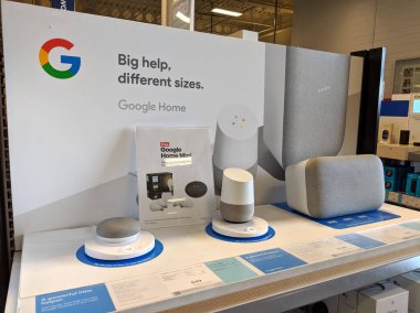 Honolulu - 10 Ağustos 2018: Best Buy Store'da Google Home, Mini, Max ve Logo'nun kapatılması. Google Llc, Internet ile ilgili hizmetler ve ürünler konusunda uzmanlaşmış ve çevrimiçi reklam dahil olan çok uluslu bir Amerikan teknoloji şirketidir.