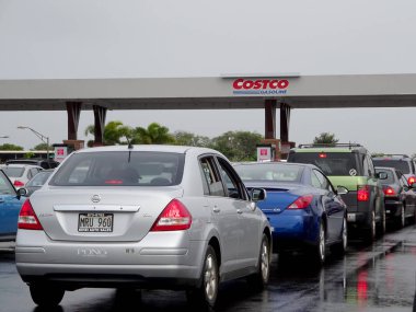Maui - 25 Ocak 2015: Costco Benzin için arabalar sıraya giriyor. Costco Benzin Önemli ölçüde kritik motor bileşenleri üzerinde zararlı önceden varolan mevduat birikimini azaltır. Yakıt ekonomisini geri sağlar. Yakıt enjektörlerini ve alma vanalarını zararlı depolardan korur