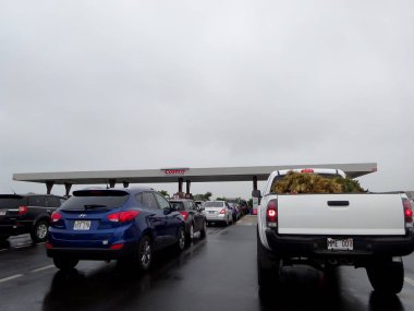                                Maui - 25 Ocak 2015: Costco Benzin için arabalar sıraya giriyor. Costco Benzin Önemli ölçüde kritik motor bileşenleri üzerinde zararlı önceden varolan mevduat birikimini azaltır. Yakıt ekonomisini geri sağlar. Yakıt enjektörlerini korur ve