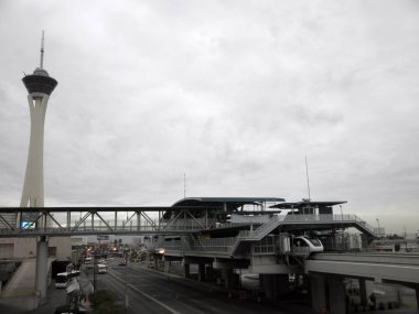 Las Vegas - 8 Şubat 2010: Stratosphere Casino, Hotel & Tower ile Sls Monorail İstasyonu bulutlu bir günde uzakta.