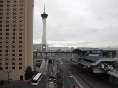 Las Vegas - 8 Şubat 2010: Stratosphere Casino, Hotel & Tower ile Sls Monorail İstasyonu bulutlu bir günde uzakta.