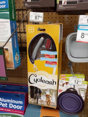 Honolulu - 28 Ağustos 2014: Cycleash Universal Dog Bike Tasma ve Petco's satılık diğer öğeler. Petco evcil hayvan ürünleri ve hizmetlerinin yanı sıra belirli canlı hayvan türleri de satıyor. 