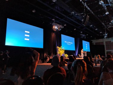 Palm Springs - 27 Ekim 2018: Adam Russell konuşuyor Yolculuk tutkusu ritüellerde büyük kalabalık için marka tanıttı. Russell Edward bir İngiliz komedyen, aktör, radyo host, yazar ve aktivist bir markadır.