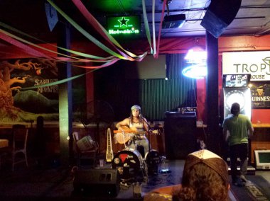 Honolulu - 1 Eylül 2014: Müzisyen Tavana adam çalış Dart, Tropic Taphouse olarak müzik çalar.