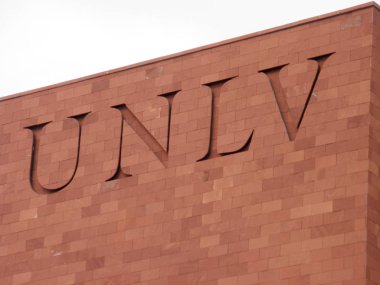 Las Vegas - Şubat 5, 2010: Unlv Logo tarafındaki kırmızı tuğla bina. University of Nevada, Las Vegas, cennet, Nevada Las Vegas banliyösünde bir kamu araştırma Üniversitesi var. 332-dönümlük kampüs 1.6 mi Las Vegas Strip doğusunda olduğunu.