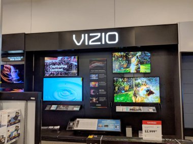 Honolulu - 10 Ağustos 2018: Vizio Tv ekranı ile köpek en iyi satın almak içinde sallayarak. Vezir olduğunu en çok satan 4 k Hdr TV'ler ve Amerika'nın #1 yaratıcısı ses Bar marka. Yüksek performanslı, en son techn ile daha akıllı ürünler sunmak için vezir'ın misyonudur