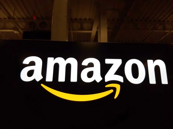 檀香山 2017年1月12日 2017年1月12日 檀香山百思买商店黑色闪亮墙上的亚马逊标志 亚马逊是一家美国国际电子商务公司 它是世界上最大的在线零售商 — 图库照片