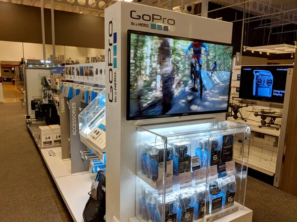 Honolulu - 10 Ağustos 2018: Go Pro - Be a Hero Logo ve Honolulu Best Buy mağazasında vites gösterimi. Gopro, Inc. Nick Woodman tarafından 2002 yılında kurulan Amerikan teknoloji şirketidir. Bu eponymous aksiyon kameraları üretmektedir ve kendi mobil geliştirir 